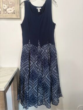 Vasna Desire Navy Bandana Print
Handkerchief Hem 2-Way Midi Dress, L